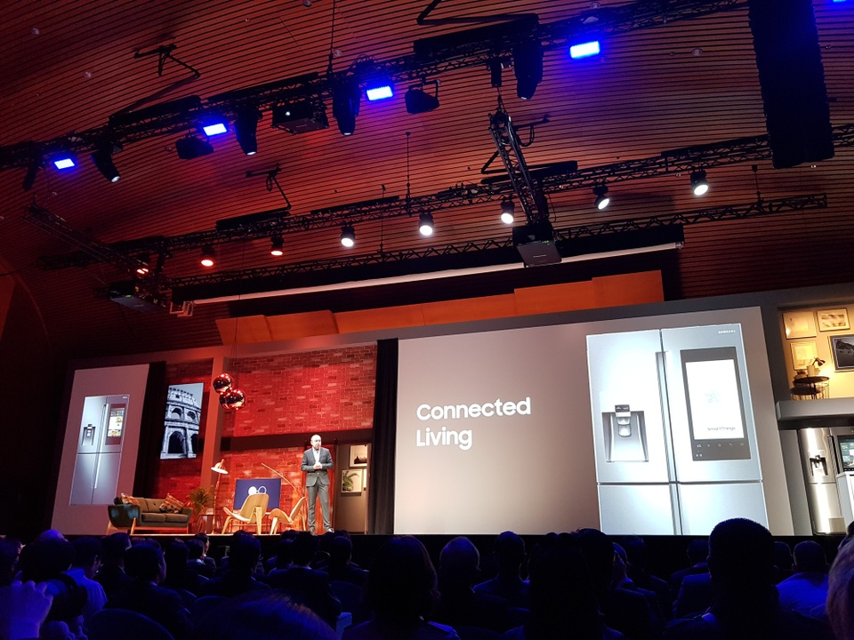 Samsung mở tầm nhìn mới về AI, IoT cho đời sống hàng ngày - 4
Cuộc sống kết nối ngay trên chiếc tủ lạnh.