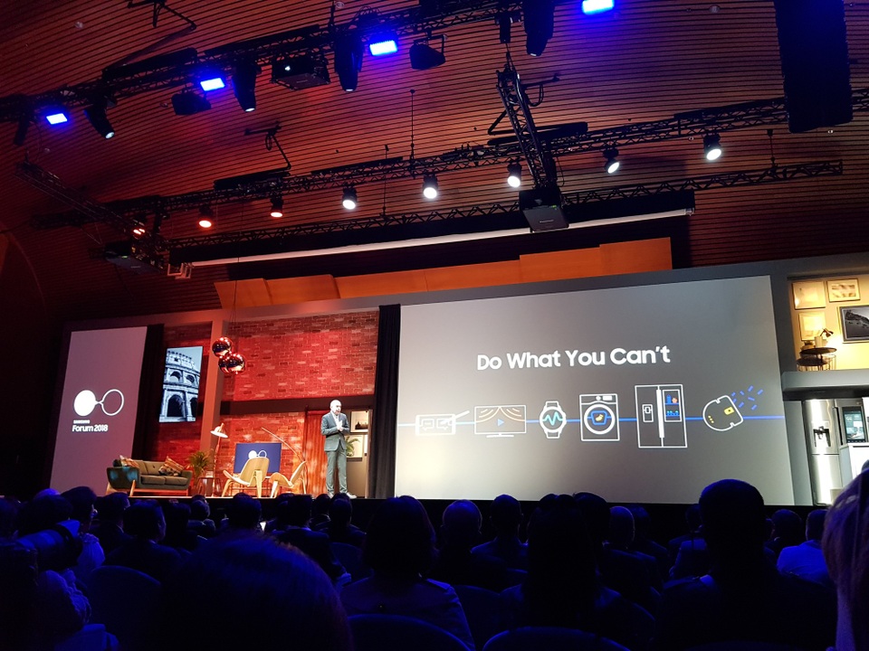 Samsung mở tầm nhìn mới về AI, IoT cho đời sống hàng ngày - 1
Với thông điệp Kiến tạo điều không thể, Samsung tạo sự kết nối tất cả các thiết bị từ smartphone, TV, đồng hồ thông minh, máy giặt và tủ lanh... Tất cả các thiết bị đều có thể được điều khiển thông qua ứng dụng riêng.