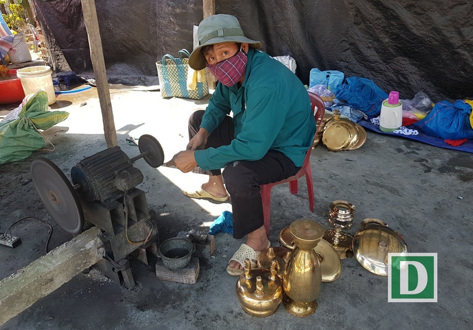 Nghề đánh bóng lư đồng ở Nha Trang đắt khách dịp Tết - 8 Tại TP Nha Trang, rất nhiều người làm nghề đánh bóng lư đồng dịp Tết, nhất là ở các vùng ven