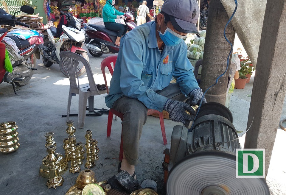 Nghề đánh bóng lư đồng ở Nha Trang đắt khách dịp Tết - 5 Là nghề thời vụ nên những người lao động tự do tranh thủ dịp Tết kiếm thêm thu nhập