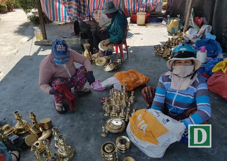 Nghề đánh bóng lư đồng ở Nha Trang đắt khách dịp Tết - 6 Các bộ lư đồng được đánh mới bóng loáng sẵn sàng giao cho khách hàng
