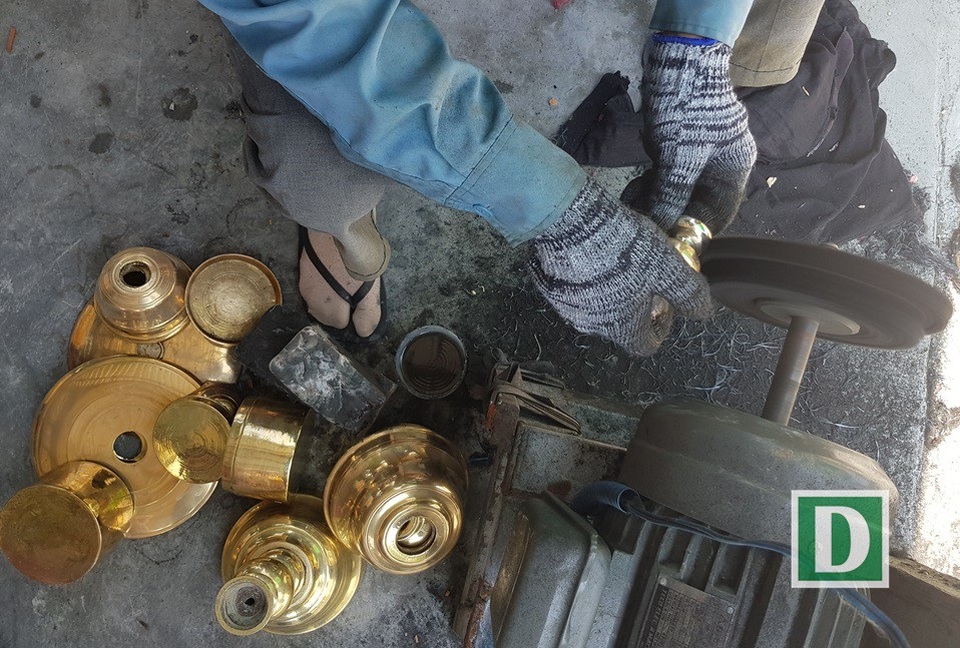 Nghề đánh bóng lư đồng ở Nha Trang đắt khách dịp Tết - 7 Nghề đánh bóng lư đồng ở Nha Trang đắt khách dịp Tết - 7