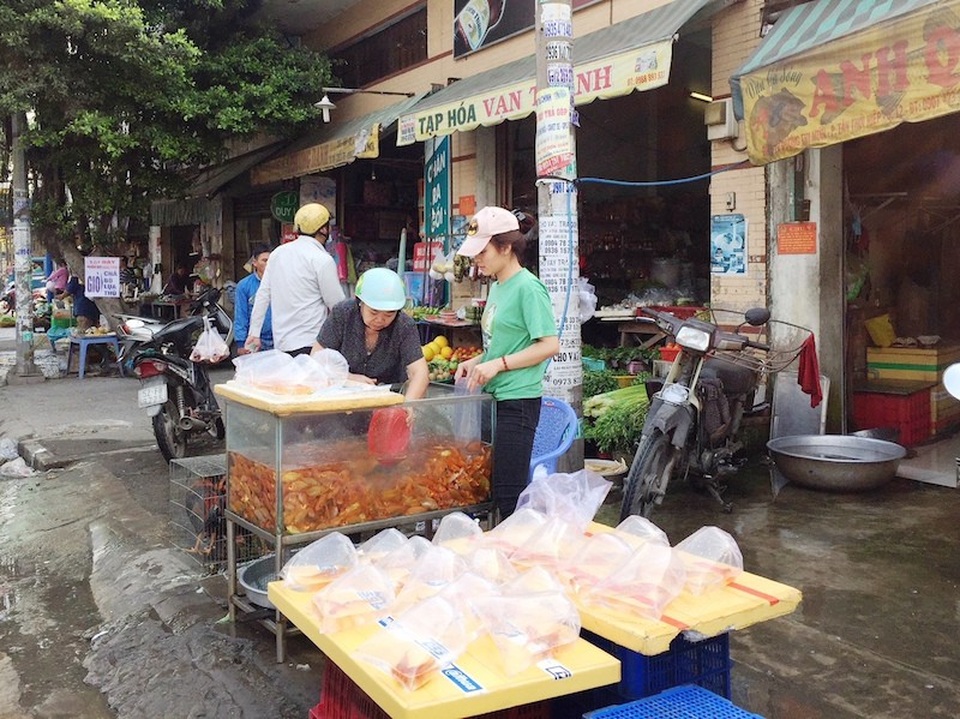 Tiểu thương “bỏ túi” vài chục triệu đồng/ngày nhờ bán đồ tiễn ông Táo - 2
Người dân cầm rổ và tự chọn cá chép trong tủ kính tại khu chợ nằm trên đường Dương Thị Mười (quận 12)