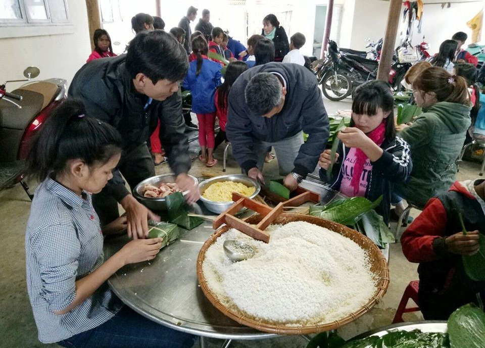 “Thầy cô cắm bản” gói bánh chưng, mổ heo cho học sinh ăn Tết - 7 Một số em học sinh cũng đã gói cho mình những chiếc bánh vuông để dành ăn tết cùng các thầy cô cắm bản