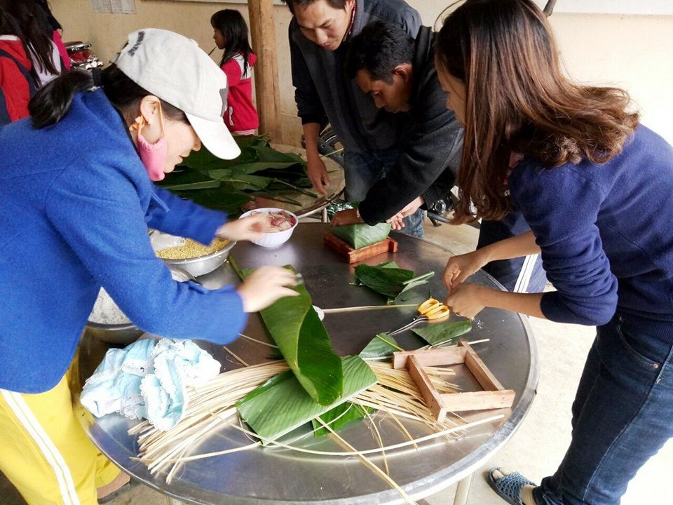 “Thầy cô cắm bản” gói bánh chưng, mổ heo cho học sinh ăn Tết - 6 Đây là năm thứ 3 mà các thầy co giáo được tự tay gói bánh chưng để tặng học sinh nghèo