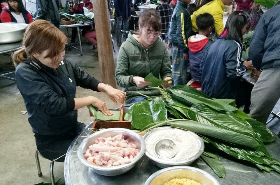 “Thầy cô cắm bản” gói bánh chưng, mổ heo cho học sinh ăn Tết - 5 Nhà trường đã huy động hàng trăm kg nếp để gói hơn 400 chiếc bánh tặng học sinh ăn tết