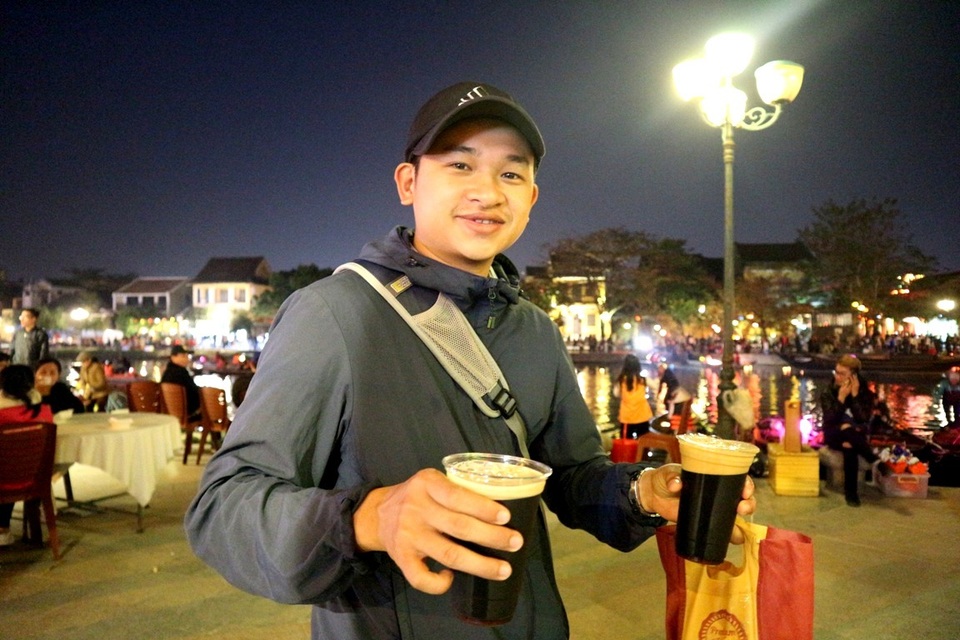 Sôi động “Ngày hội bia Đức” lần đầu tiên tại Hội An - 7 Du khách trong và ngoài nước rất hào hứng với bia và các món ăn hấp dẫn từ ngày hội