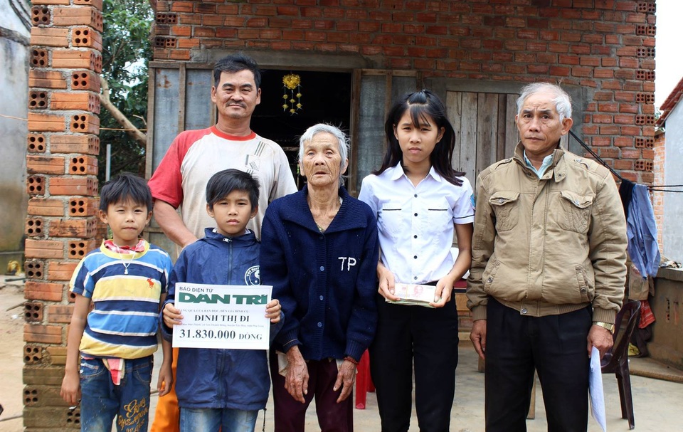 Gần 32 triệu đồng tiếp tục đến với cụ Đinh Thị Đi và 3 cháu nhỏ - 1 Ông Huỳnh Ngọc Sự trao số tiền 31.830.000 đồng cho cụ Đinh Thị Đi và 3 cháu nhỏ