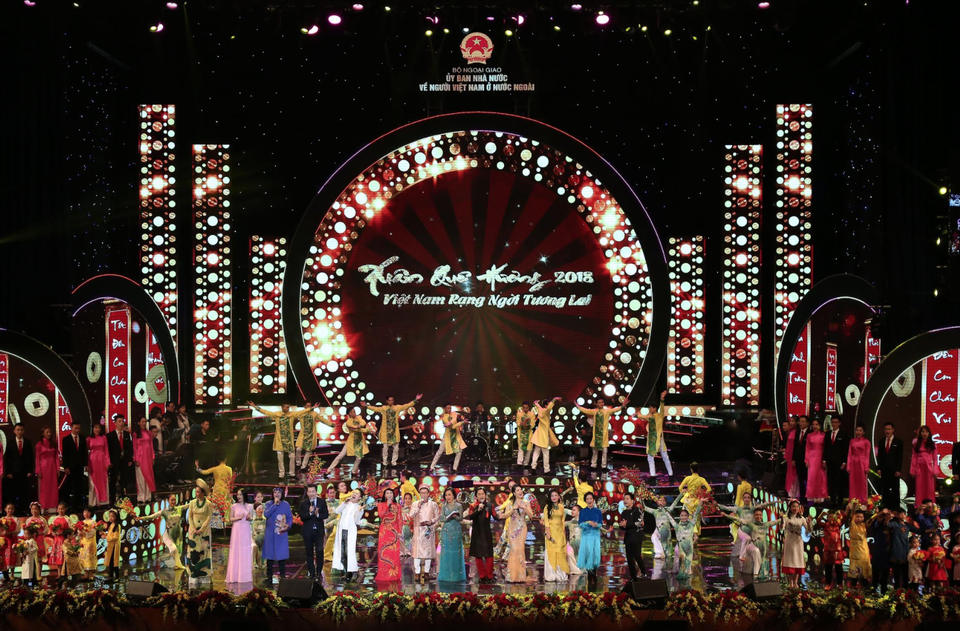 
Sau nghi lễ khai mạc, chương trình nghệ thuật “Xuân Quê hương 2018 – Việt Nam Rạng ngời tương lai” đã diễn ra sôi nổi trong không khí tươi vui của mùa Xuân.
