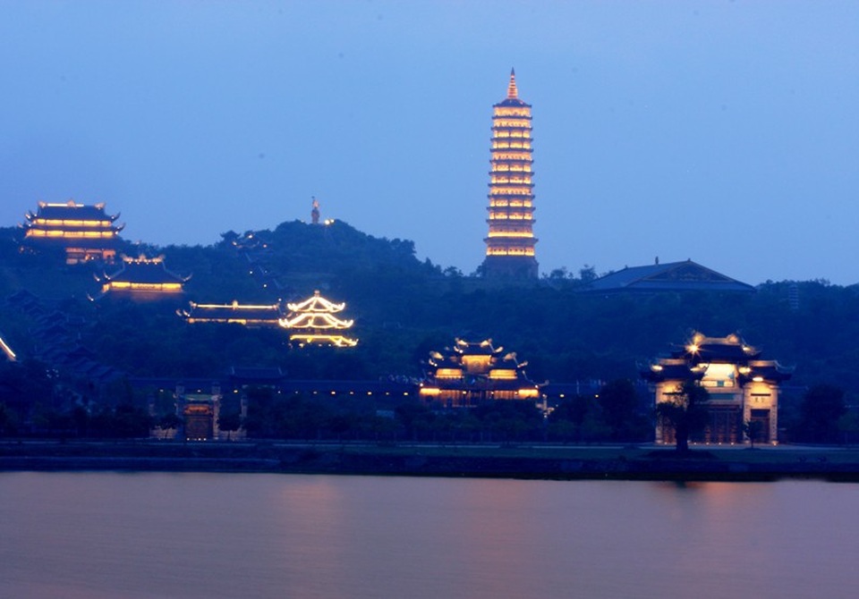 Chùa Bái Đính (Ninh Bình) nổi tiếng là ngôi chùa lớn nhất Việt Nam hiện đang lưu giữ nhiều kỷ lục Châu Á, Đông Nam Á và Việt Nam. Ngôi chùa được thiết kế xây dựng với những công trình đồ sộ mang đậm dấu ấn Việt Nam. Ban ngày tham qua chùa Bái Đính du khách sẽ bị níu chân bởi những kỷ lục.