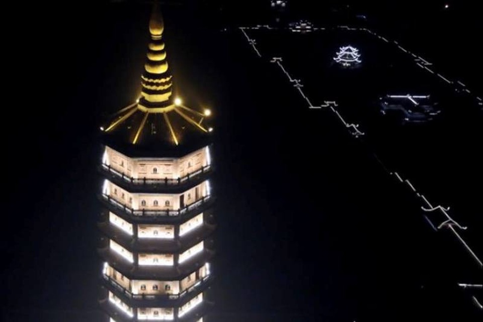 Bảo Tháp, chùa Bái Đính nhìn từ trên cao trong đêm.