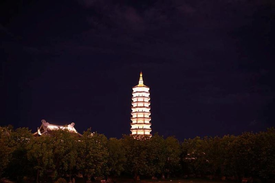 Chùa Bái Đính sáng rực, tỏa sáng cả một vùng đồi núi của huyện Gia Viễn, tỉnh Ninh Bình.