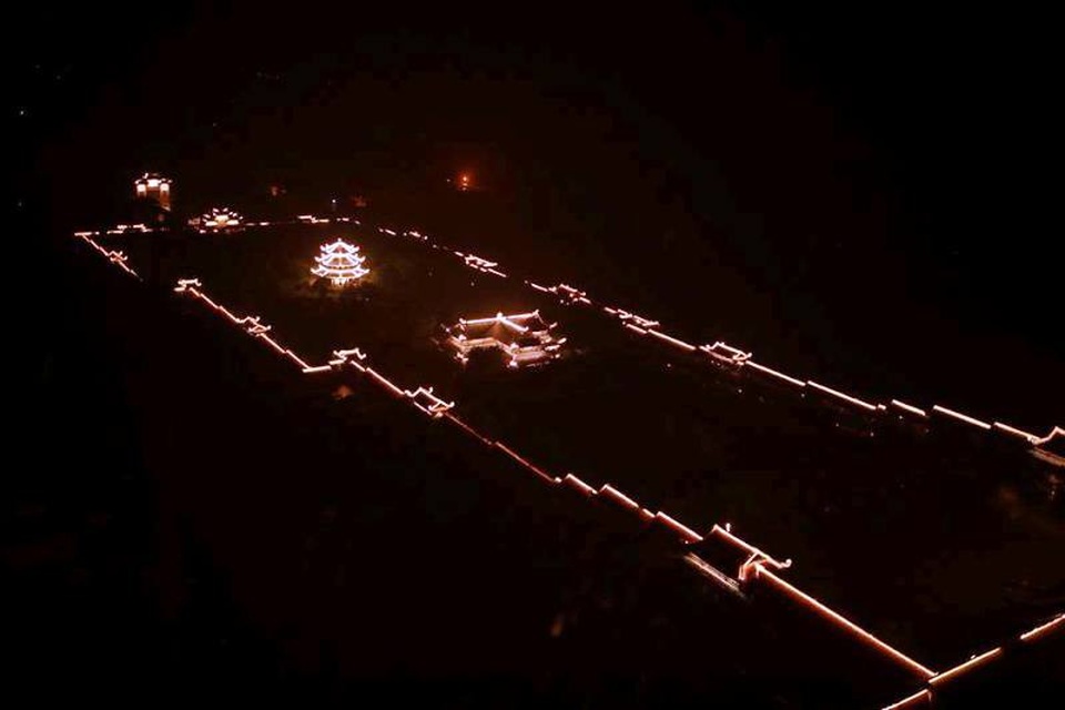 Từng đường nét của ngôi chùa lớn nhất Việt Nam hiện rõ như những khung hình tuyệt đẹp của bức tranh siêu hình Bái Đính về đêm.