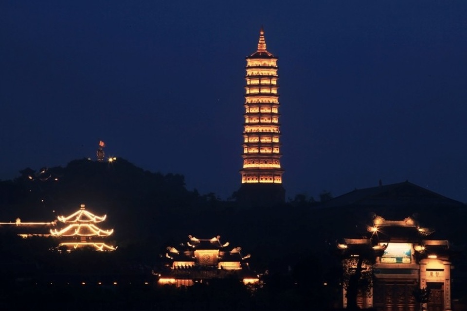 Điểm nhấn của chùa Bái Đính về đêm chính là Bảo Tháp. Bảo Tháp 13 tầng cao hơn 100m, đây là Bảo Tháp lớn nhất Việt Nam bên trong lưu giữ Xá Lợi Phật rước từ Ấn Độ. Ánh sáng của đèn điện làm Bảo Tháng nổi lên như một quả tên lửa khổng lồ đang bay vút lên bầu trời cao trong xanh.