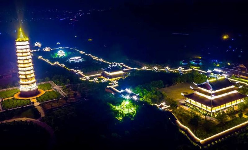 Toàn cảnh chùa Bái Đính về đêm lung linh huyền ảo, uy nghi, tĩnh lặng đến lạ thường. Khác xa với sự nhộn nhịp ban ngày với hàng nghìn lượt khách tham quan vào mùa lễ hội.