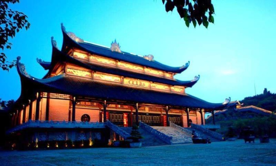 Điện Tam Thế, điện Pháp Chủ, điện Quan Thế Âm hay hành lang La Hán là những điểm nhấn cho bức tranh Bái Đính về đêm. Đây đều là những công trình đồ sộ mang đậm nét kiến trúc Việt. Về đêm, những công trình này sáng rực tạo thêm vẻ đẹp cho ngôi chùa có một không hai ở Việt Nam.