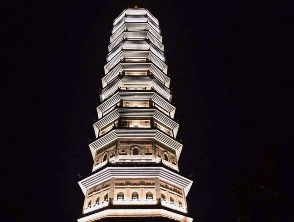 Hình ảnh khác lạ về Bảo Tháp khủng tại chùa Bái Đính.