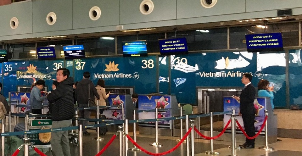 Tại quầy làm thủ tục chuyến bay, dù là giờ cao điểm nhưng nhân viên sân bay cũng không phải căng sức để phục vụ khai thác