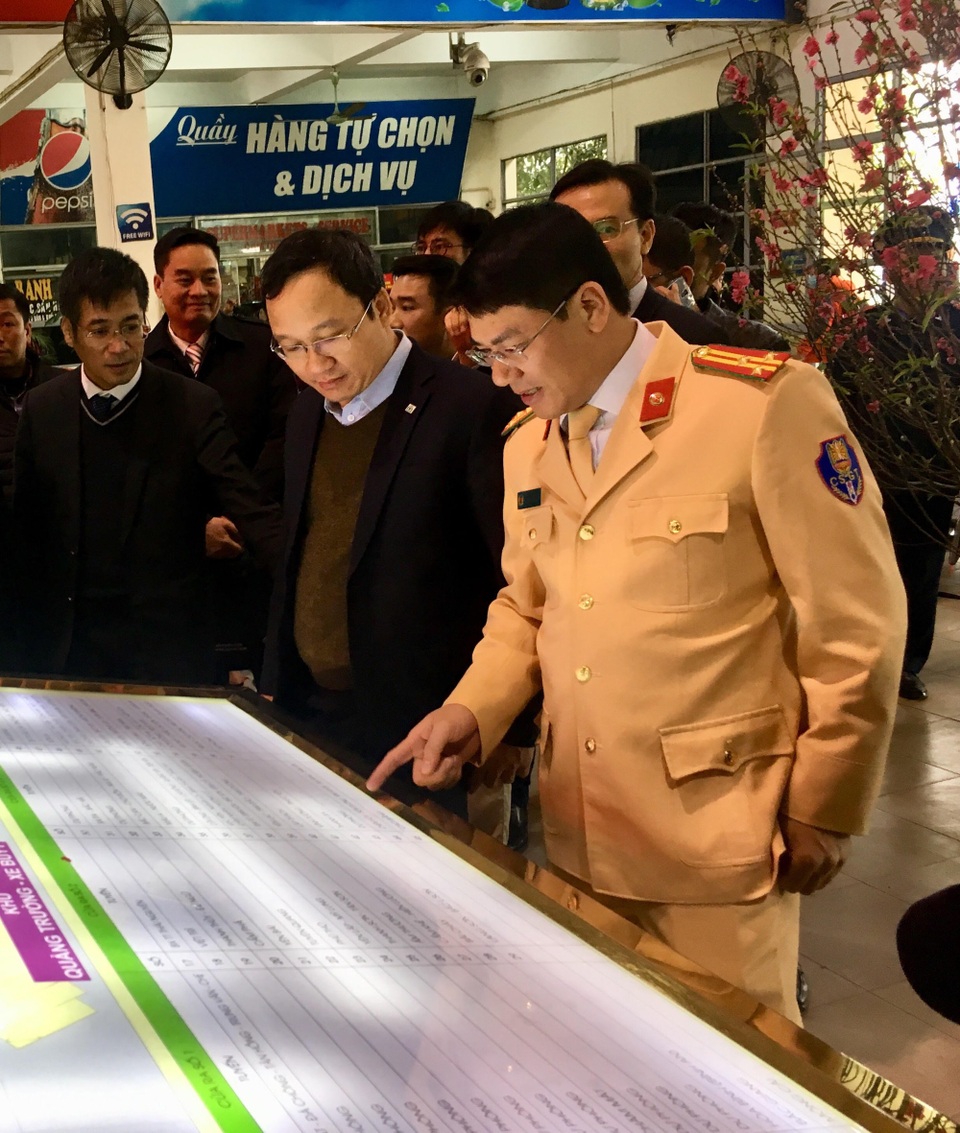 Đoàn công tác kiểm tra những thuận lợi và khó khăn trong di chuyển đối với hành khách qua sơ đồ tại bến xe Mỹ Đình