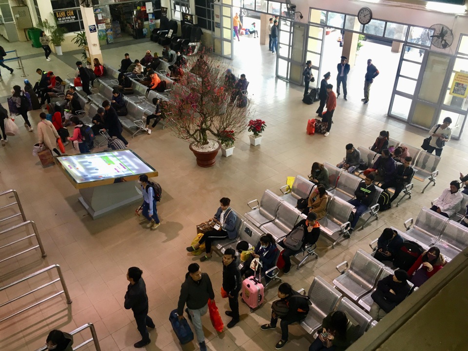 Bên trong bến, những hàng ghế phục vụ hành khách trống rất nhiều