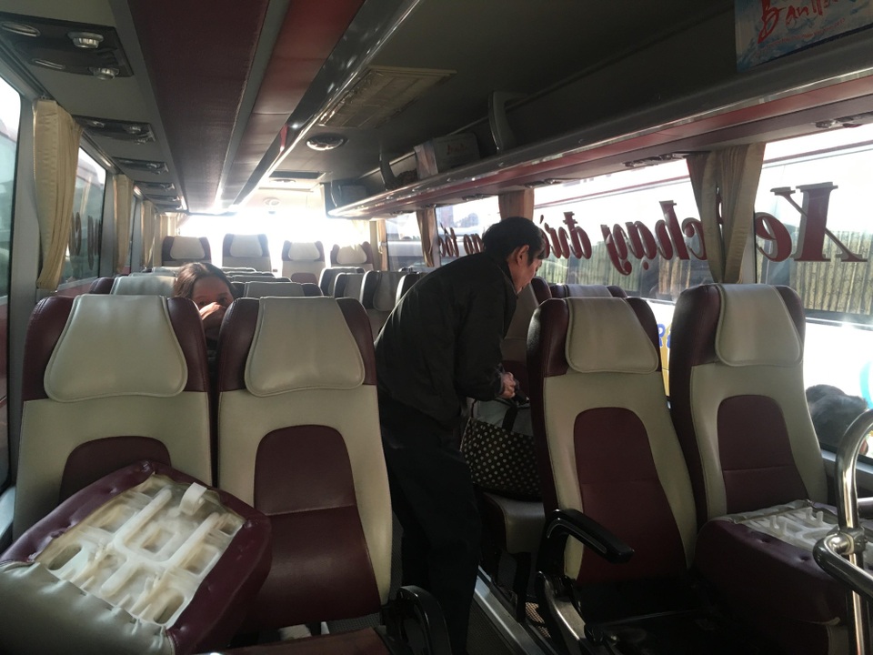 15h chiều - thời gian vận tải cao điểm trong ngày, nhưng trên chuyến xe Hà Nội - Yên Bái chỉ có 2 khách đang lục tục về chỗ.