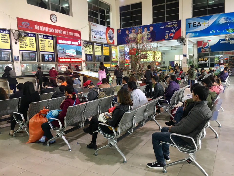 Đa phần các hành khách đều tỏ ra thoải mái khi ngồi chờ giờ xe chạy, họ không áp lực với những chuyến xe khách về quê ngày Tết