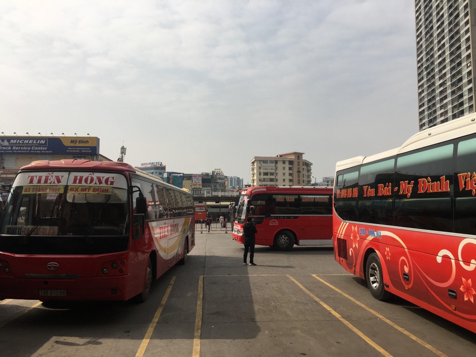 Các xe khách đủng đỉnh di chuyển cứ như không phải ngày Tết