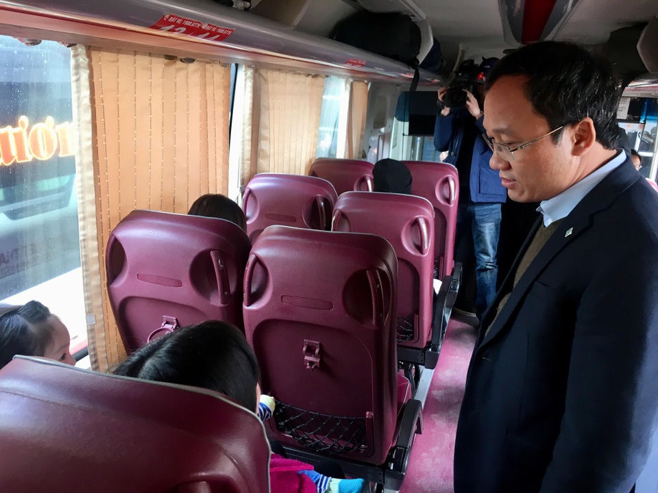 Ông Khuất Việt Hùng - Phó Chủ tịch Ủy ban An toàn giao thông Quốc gia thăm hỏi tài xế và hành khách xe trên tuyến Hà Nội - Cẩm Phả (Quảng Ninh). Hành khách cho biết cảm thấy rất thoải mái trên một chuyến xe ít người, không phải chen lấn cực nhọc như trước kia.