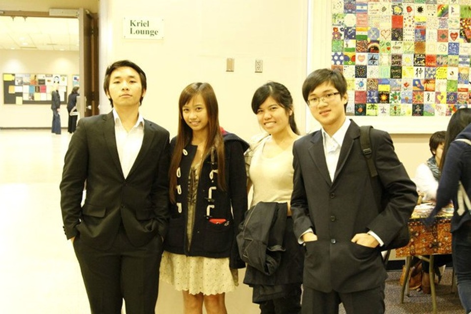 Bùi Minh Triết (phải, ngoài cùng) - chàng du học sinh nổi bật trong ngành Y khoa ở Mỹ.