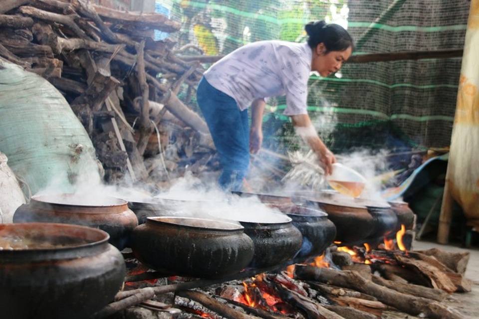 
Gần như phải làm cạnh bếp lửa nên da lúc nào cũng nứt toác, mắt mờ đi vì khói.
