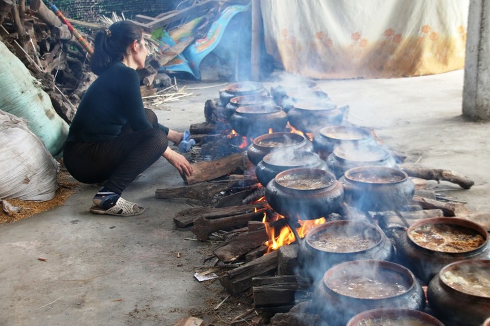 
Công việc tuy không nặng nhọc, nhưng lại khá vất vả, thậm chí phải thức thâu đêm để canh mẻ cá.
