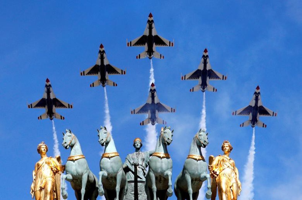 Ấn tượng những lễ duyệt binh hoành tráng khắp thế giới - 3 Phi đội Thunderbirds của Không quân Mỹ sải cánh trên Khải Hoàn Môn trong lễ duyệt binh kỷ niệm Ngày Bastille của Pháp vào tháng 7/2017.