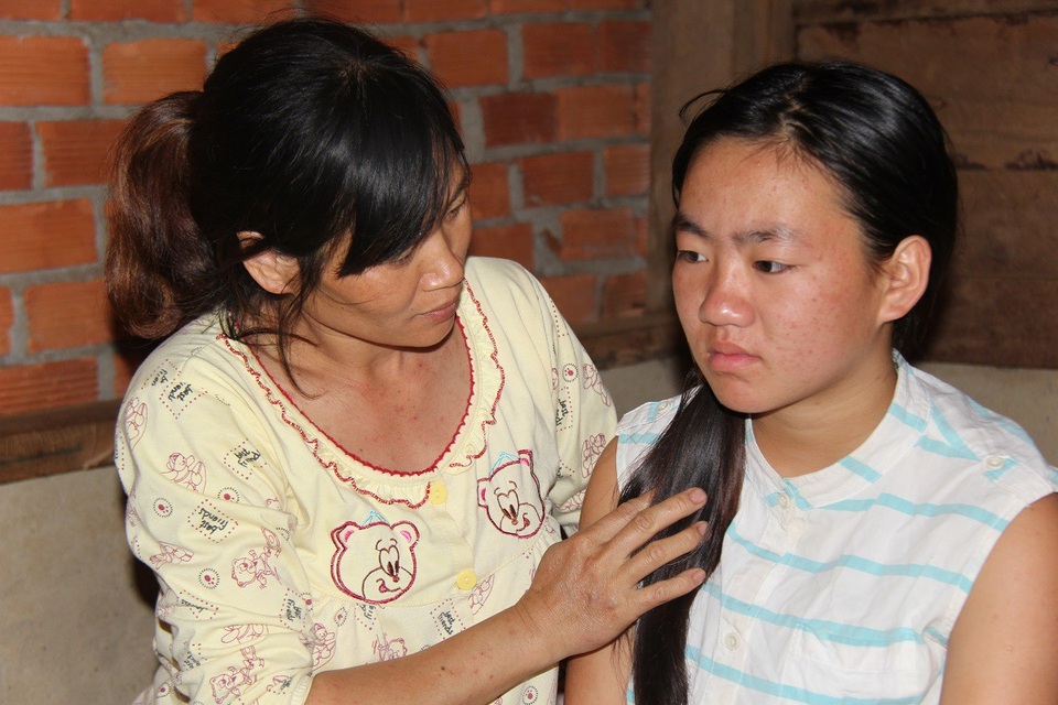 Xót xa mẹ bầu vượt mặt vẫn phải đi phụ hồ nuôi con động kinh - 2 Tai ương ập xuống với gia đình nhỏ khi Hoài mắc bệnh u mạch hang dẫn đến động kinh