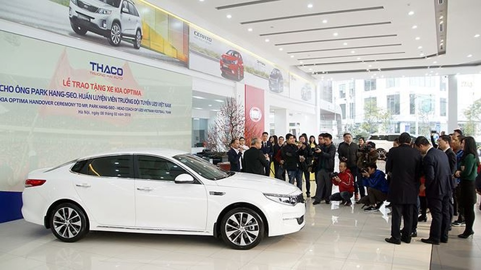 Ông Park Hang Seo trong vòng vây của báo chí và người hâm mộ