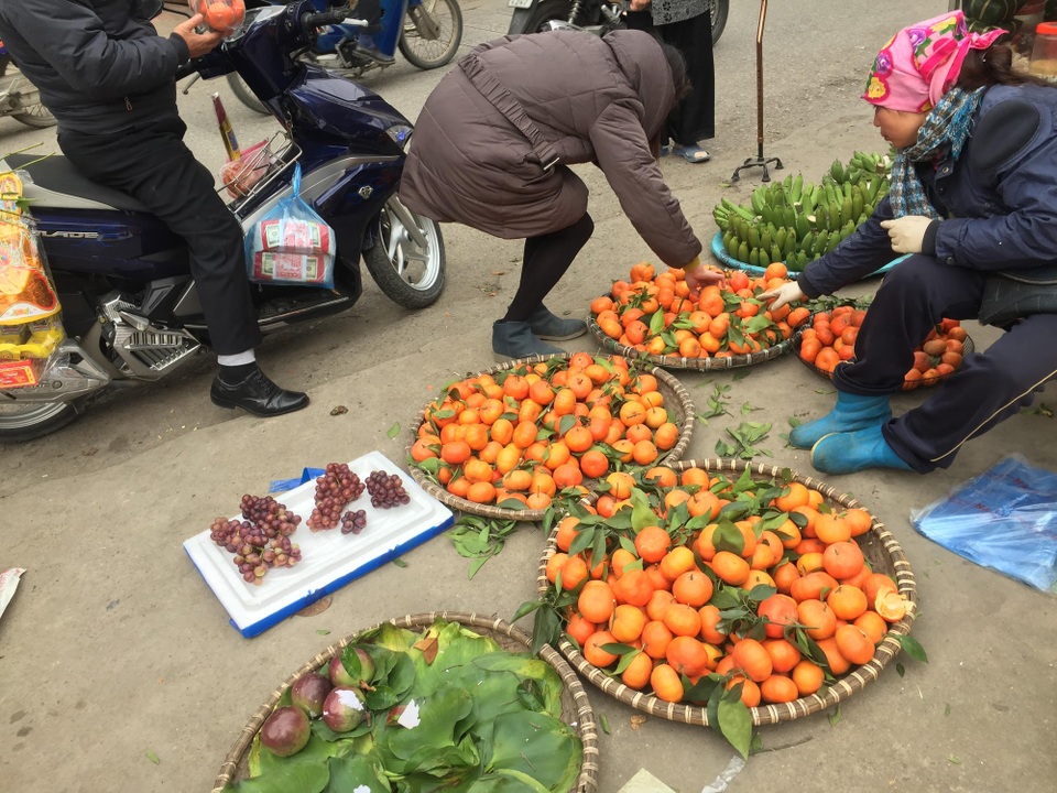 Đồ lễ ông Công, ông Táo: Gà bán phải "đeo thẻ chân", hoa quả tăng giá gấp đôi - 1 Đồ lễ ông Công, ông Táo: Gà bán phải "đeo thẻ chân", hoa quả tăng giá gấp đôi - 1