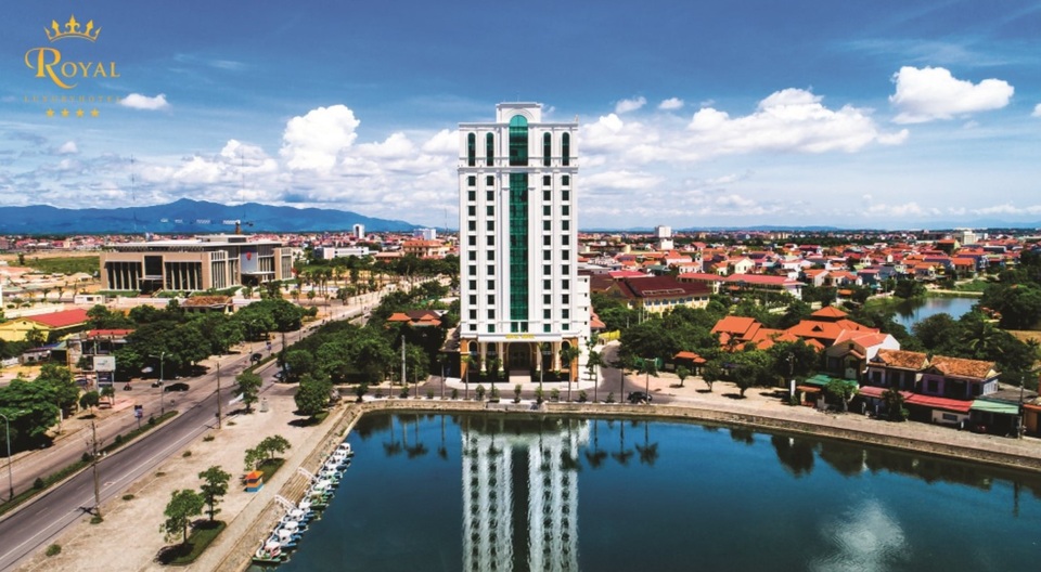 Resort 5 sao quốc tế với phong cách ấn tượng sắp có mặt tại Quảng Bình - 4 Khách sạn Royal toàn cảnh bên trục đường chính tỉnh Quảng Bình và hồ tuyệt đẹp