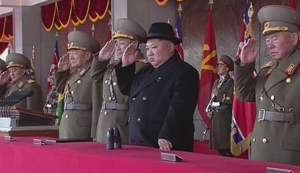 Tên lửa, xe tăng xuất hiện trong lễ duyệt binh của Triều Tiên - 6
Ông Kim Jong-un và các tướng lĩnh theo dõi lễ duyệt binh (Ảnh: KCTV)
