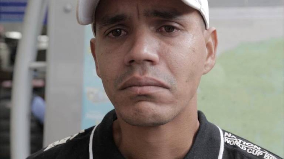 Nhà giàu Venezuela phải lê la đi ăn xin ở nước khác - 1 Anh Luis Alfredo Rivas, 32 tuổi ước mơ có một cuộc đời ở Colombia và gia đình anh được đoàn tụ tại đây. (Ảnh: Jose A. Iglesias)