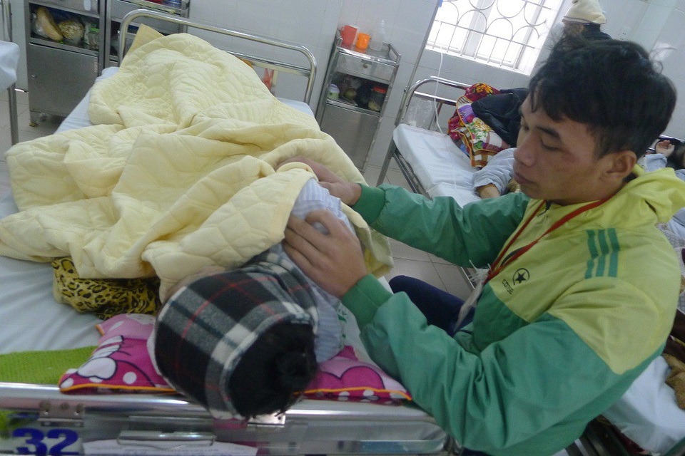 Thiếu 60 triệu đồng mổ tim, người phụ nữ dân tộc Nùng ngậm ngùi xin về nhà để chết - 3 Đi chăm mẹ, em Thông chỉ có 2 triệu đóng viện phí.