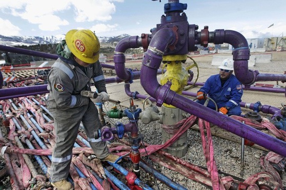 Mặt tối của tham vọng dầu mỏ - 1
Một giếng khai thác dầu ở bang Colorado - Mỹ Ảnh: AP
