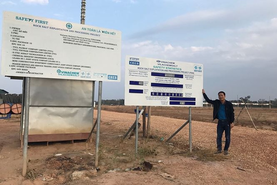 Tận mục dự án muối mỏ nghìn tỷ "đắp chiếu" của Vinachem - 1
PV Tiền Phong đứng bên bảng đồng hồ đếm ngược của dự án.