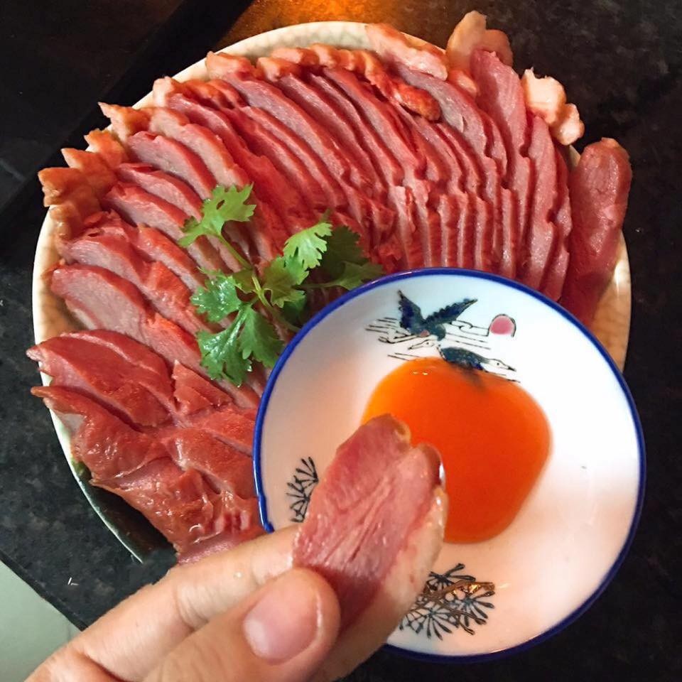 Ngán gà luộc chấm muối: Đổi món cánh ngỗng Nga, đùi gà Hàn Quốc - 2
Nhiều người đặt mua số lượng lớn lườn ngỗng hun khói để ăn Tết