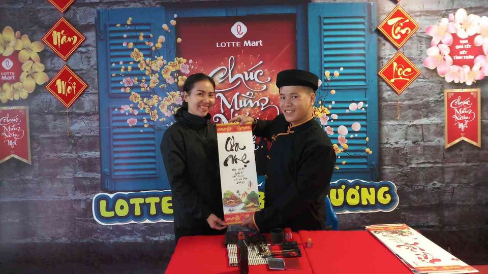 Rộn ràng sắc xuân -đến Lotte Mart là thấy Tết - 2 Chương trình tặng chữ thư pháp là chương trình thú vị được nhiều khách hàng yêu thích