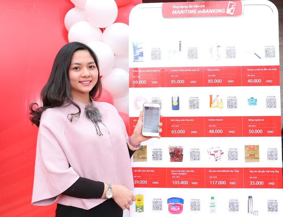 Thanh toán "sang chảnh" bằng mã QR - 3 Một khách hàng hào hứng nhận mã ưu đãi giảm giá khi chọn thanh toán bằng mã QR.