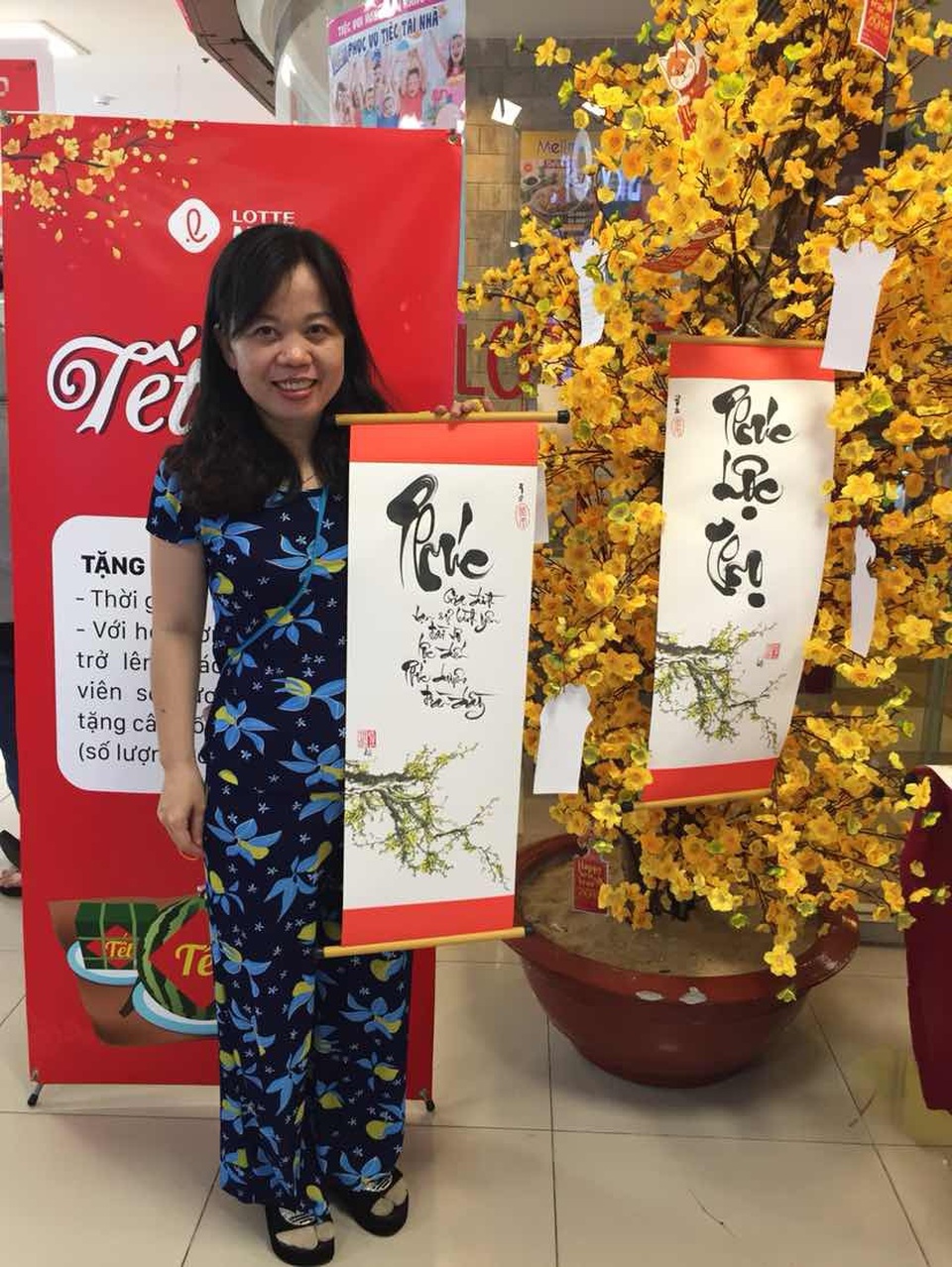 Rộn ràng sắc xuân -đến Lotte Mart là thấy Tết - 3 Những hình ảnh tươi vui của khách hàng khi nhận được lời chúc đầu năm.