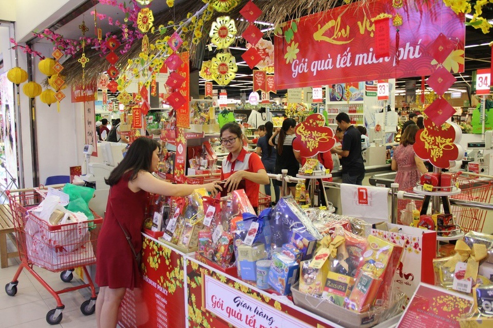 Rộn ràng sắc xuân -đến Lotte Mart là thấy Tết - 8 Hiện nay, LOTTE Mart đã giới thiệu hơn 22 loại hộp/giỏ quà tết với chủ đề “Tết thêm ngọt ngào – Tết trọn yêu thương”, mang đến cho người tiêu dùng thêm nhiều sự lựa chọn với giá dao động từ 68.600đ đến 1.250.000đ với các giỏ quà gói sẵn và đa dạng mức giá với các giỏ quà tự chọn.