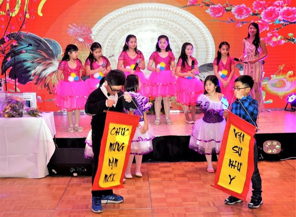 Nỗi nhớ Tết quê nhà của người Việt ở Đức - 4
Tiết mục nhạc kịch của học sinh từ Hội văn hóa Việt ở Magdeburg