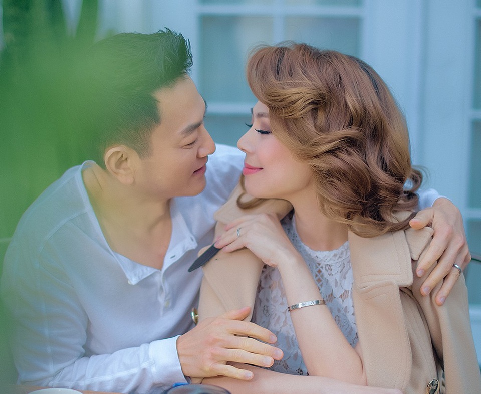 Trong loạt ảnh mới nhất, ca sĩ Thanh Thảo cùng bạn đời trao gửi cho nhau những ánh nhìn tha thiết.