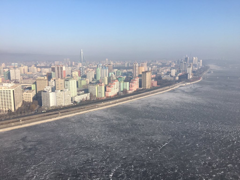Triều Tiên duyệt binh trong thời tiết -11°C - 1
Tuyến đường dẫn đến quảng trường Kim Nhật Thành, nơi diễn ra lễ duyệt binh của Triều Tiên, sáng nay khá tấp nập. (Ảnh: Twitter)