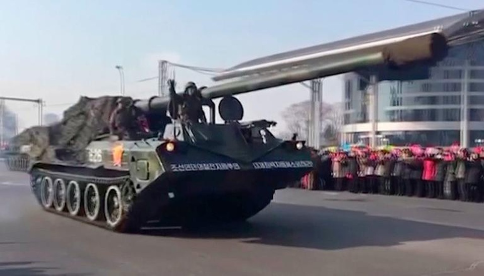 Tên lửa, xe tăng xuất hiện trong lễ duyệt binh của Triều Tiên - 5
.... và xe tăng xuất hiện trong lễ duyệt binh